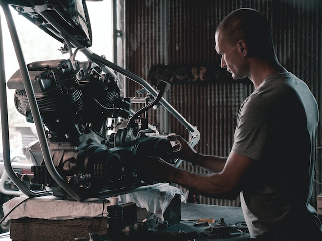 Mechanic using tools to fix a car in the garage